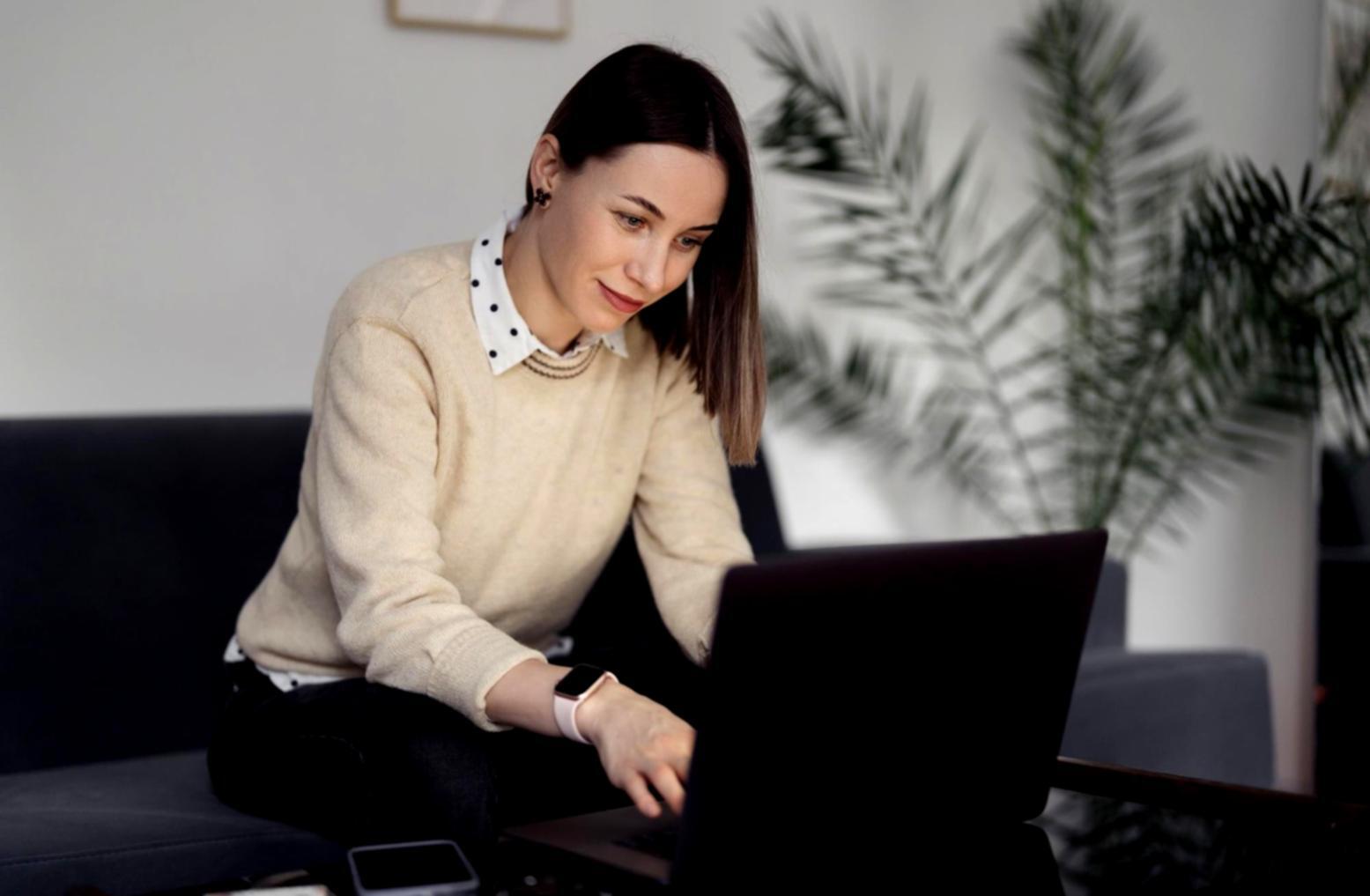 Team bei der Arbeit an Finanzanalysen