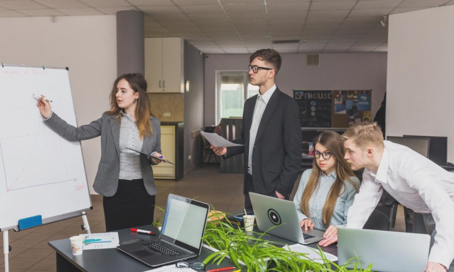Moderne Büroumgebung mit Finanzanalyse-Systemen
